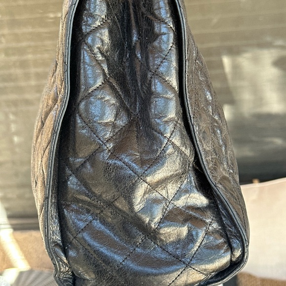 100% Authentic Gold-Tone Chanel Vtg. 2005 Medallion
Zipper Pull Charm/ Key Chain - Picture 5 of 16